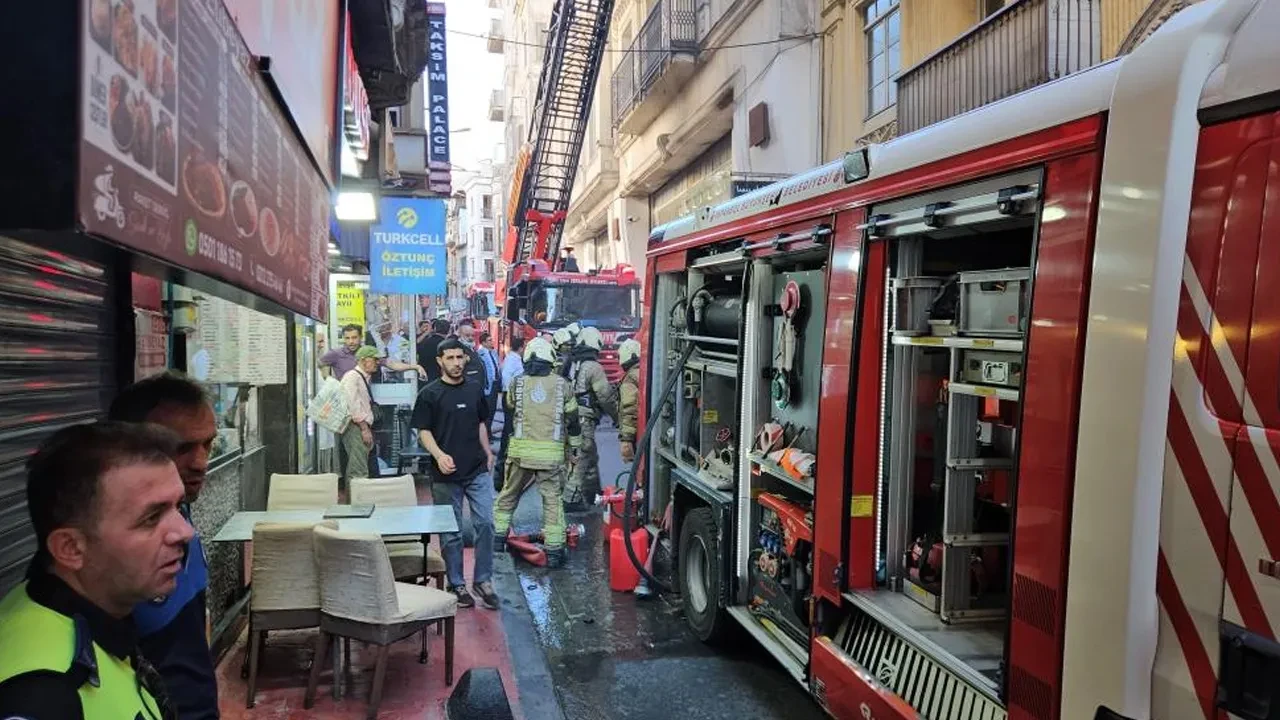 İstanbul İstiklal Caddesi'ndeki iş yerinde yangın
