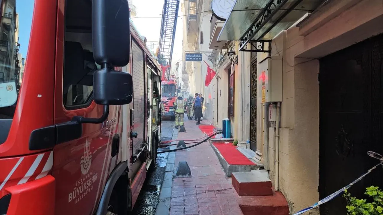 İstanbul İstiklal Caddesi'ndeki iş yerinde yangın