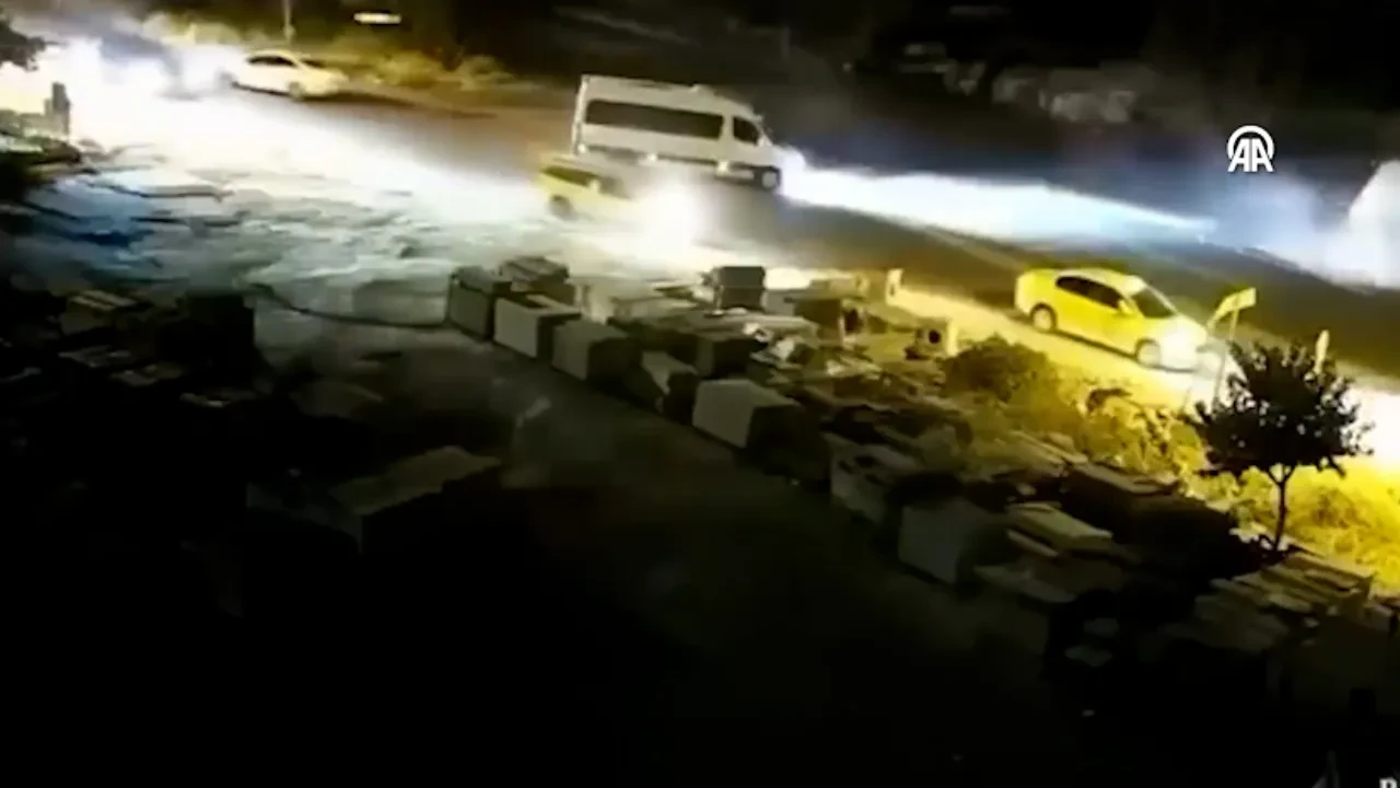 Kamyonet otomobili adeta biçti! 3 kişinin öldüğü korkunç kaza kamerada 