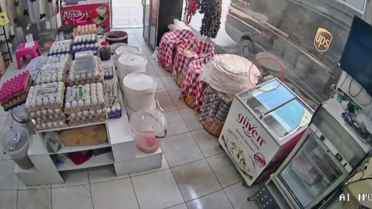 Kamyonetin altında kaldı, emekleyerek çıktı! Dehşet anları kamerada