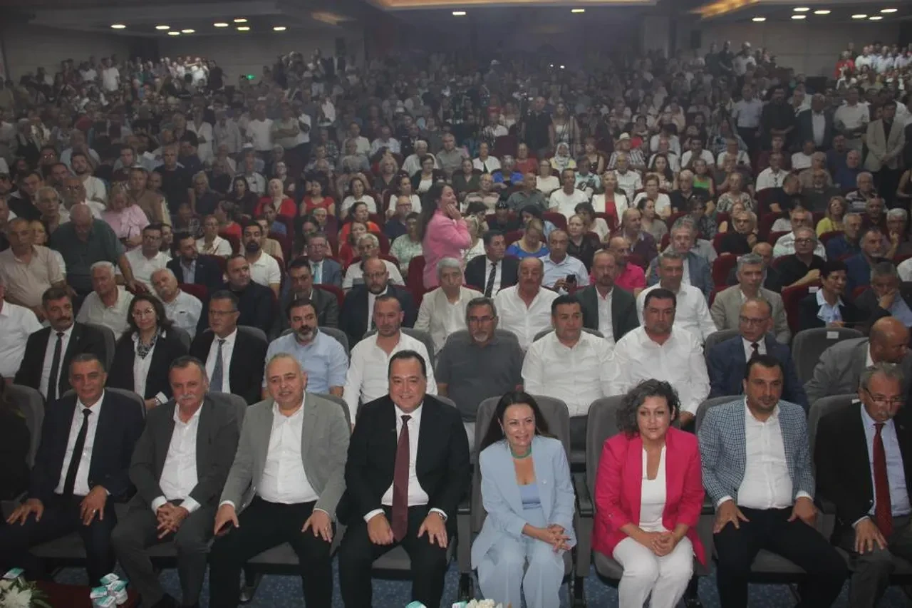 Manisa'da CHP'den ayrılan 15 belediye başkanı Yeni Parti'ye geçti