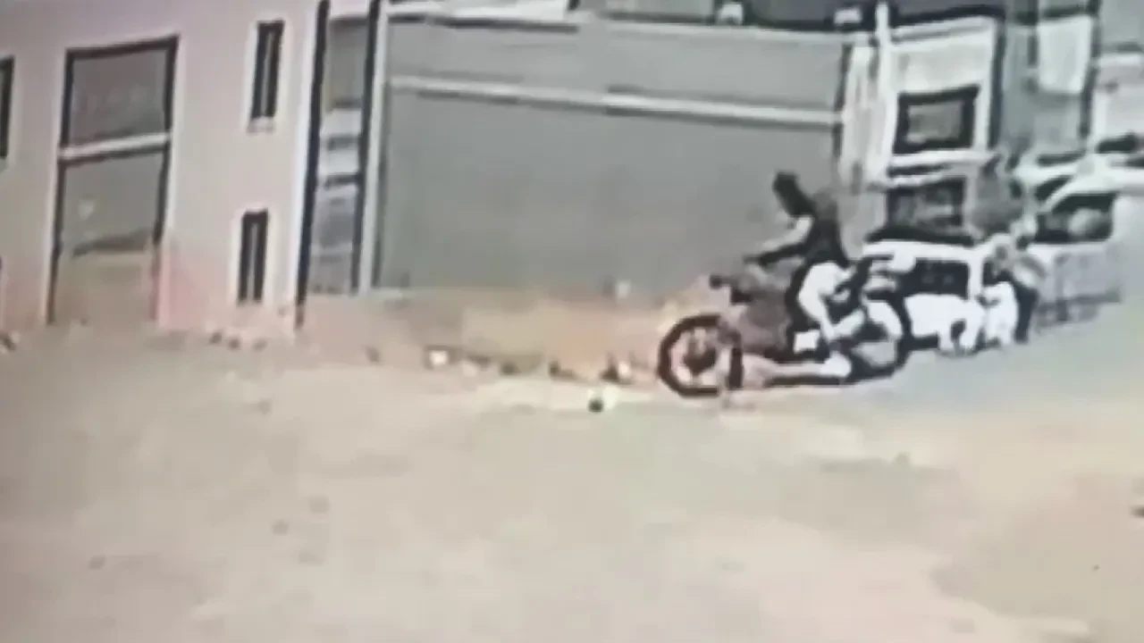 Maskeli hırsız şantiyeyi gözüne kestirdi! Motosikleti böyle götürdü