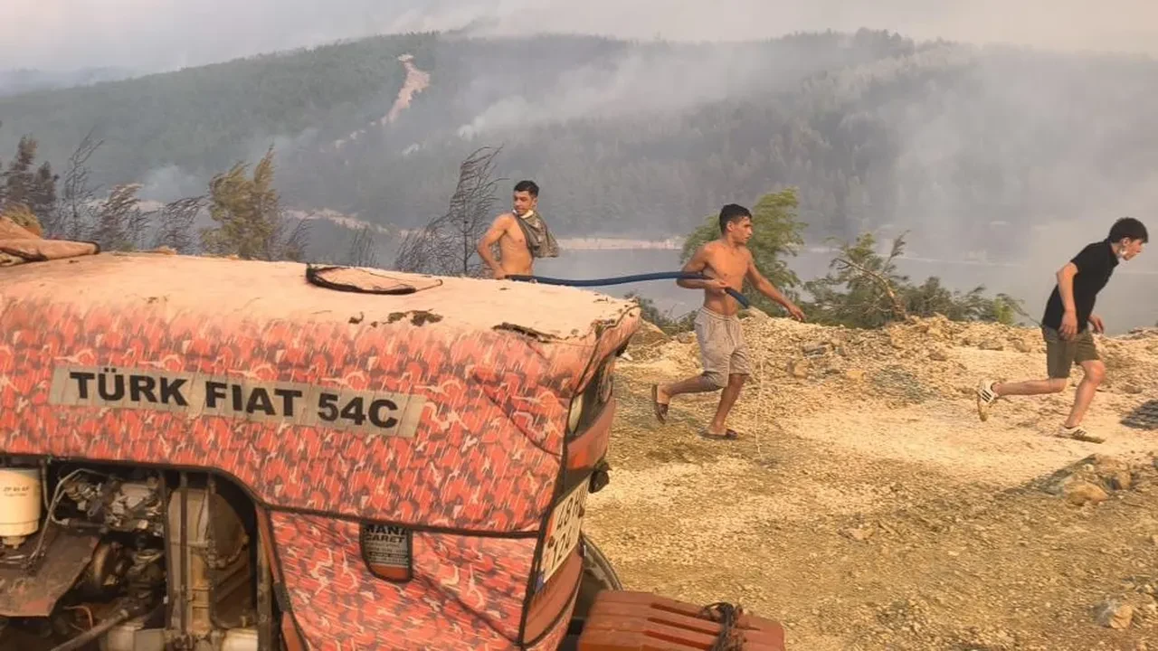 Muğla, Antalya, Balıkesir ve Çanakkale'de orman yangını! Kara yolu ulaşıma kapatıldı, hastane ve evler tahliye edildi 