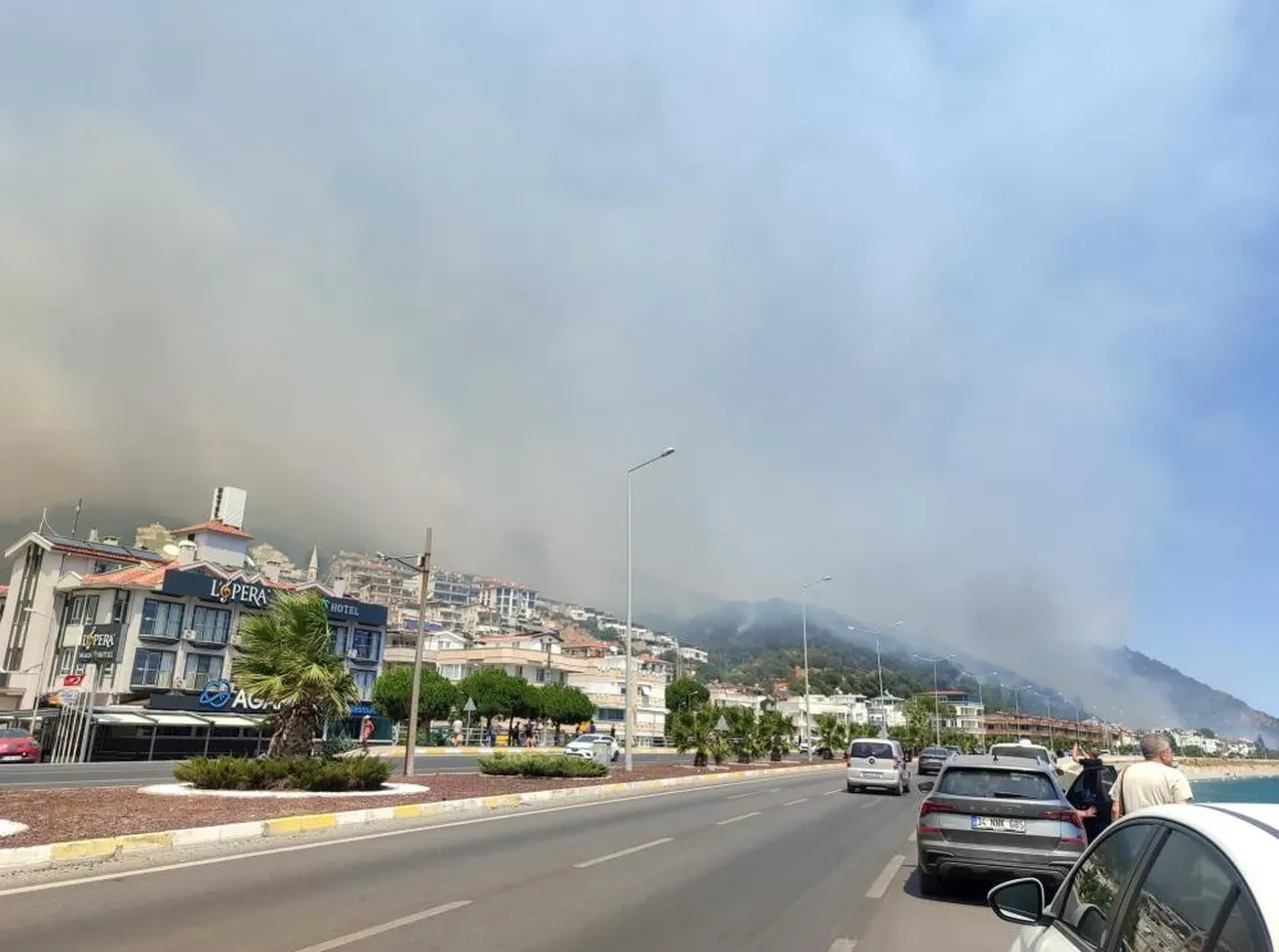Muğla, Antalya, Balıkesir ve Çanakkale'de orman yangını! Kara yolu ulaşıma kapatıldı, hastane ve evler tahliye edildi 