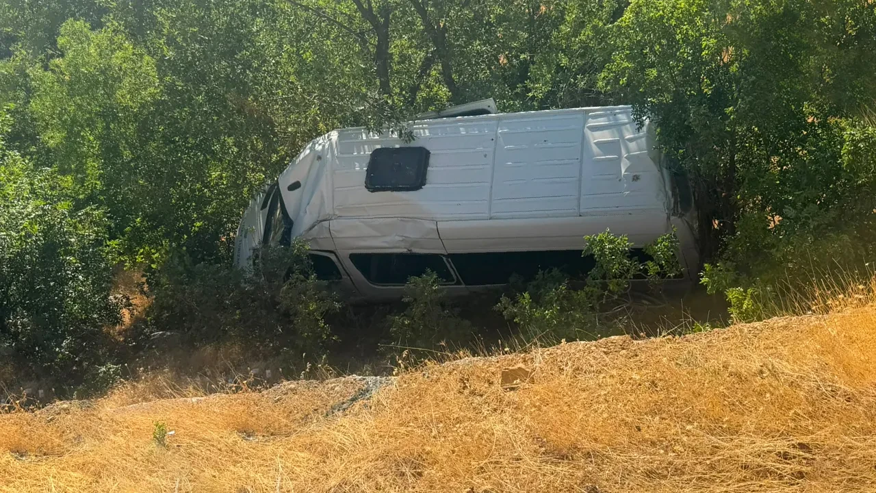 Nemrut Dağı'na giden tur minibüsü şarampole devrildi: 14 yaralı