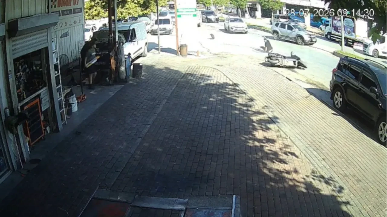 Otomobil aniden şerit değiştirdi, motosiklet park halindeki aracın altına girdi