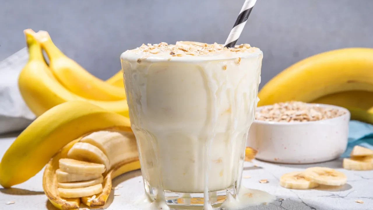 Saatlerce acıktırmayan kahvaltı smoothie: Güne tok başlamanın pratik yolu