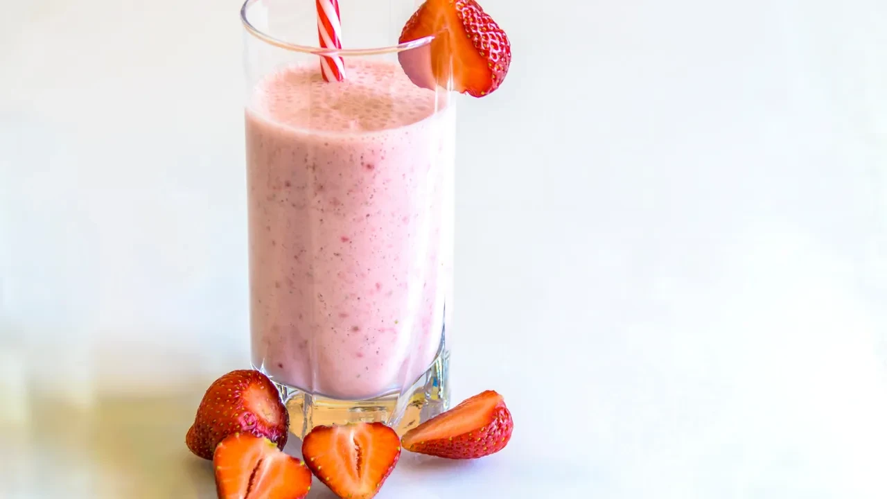 Saatlerce acıktırmayan kahvaltı smoothie: Güne tok başlamanın pratik yolu