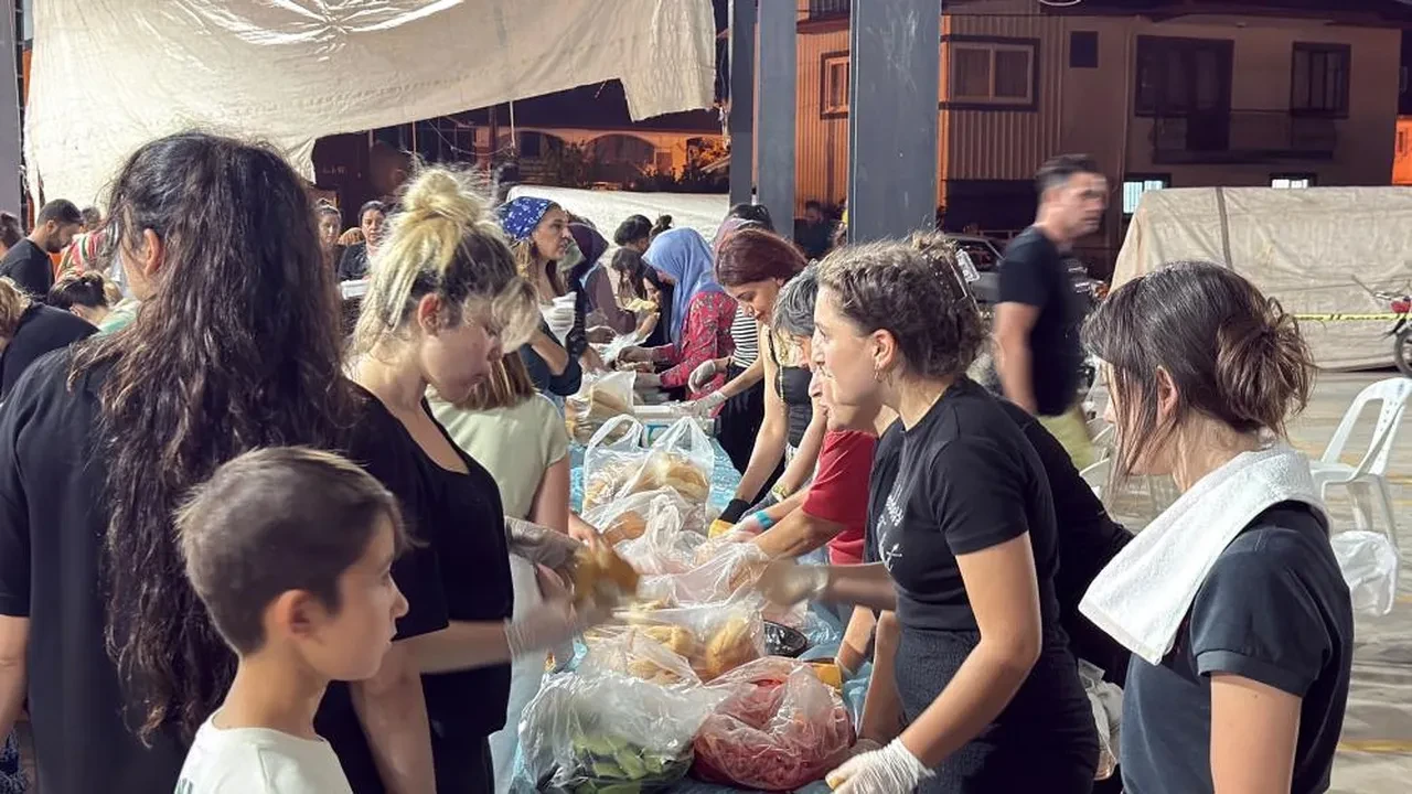 Seydikemer’de alevlerle mücadelede insanlık dersi! Alevlerin arasında yürek ısıtan dayanışma