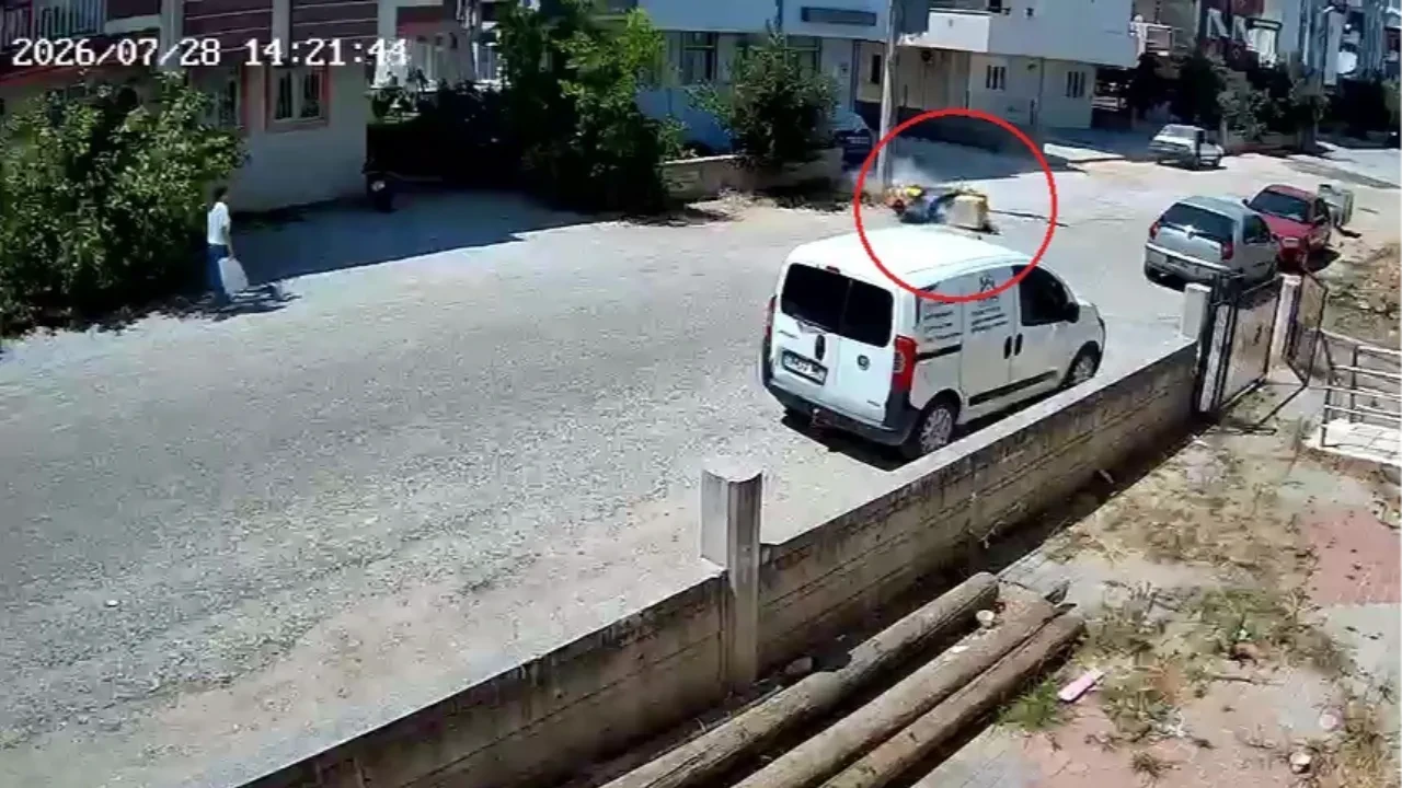 Sıcaktan fenalaştı, motosikletiyle aydınlatma direğine çarptı