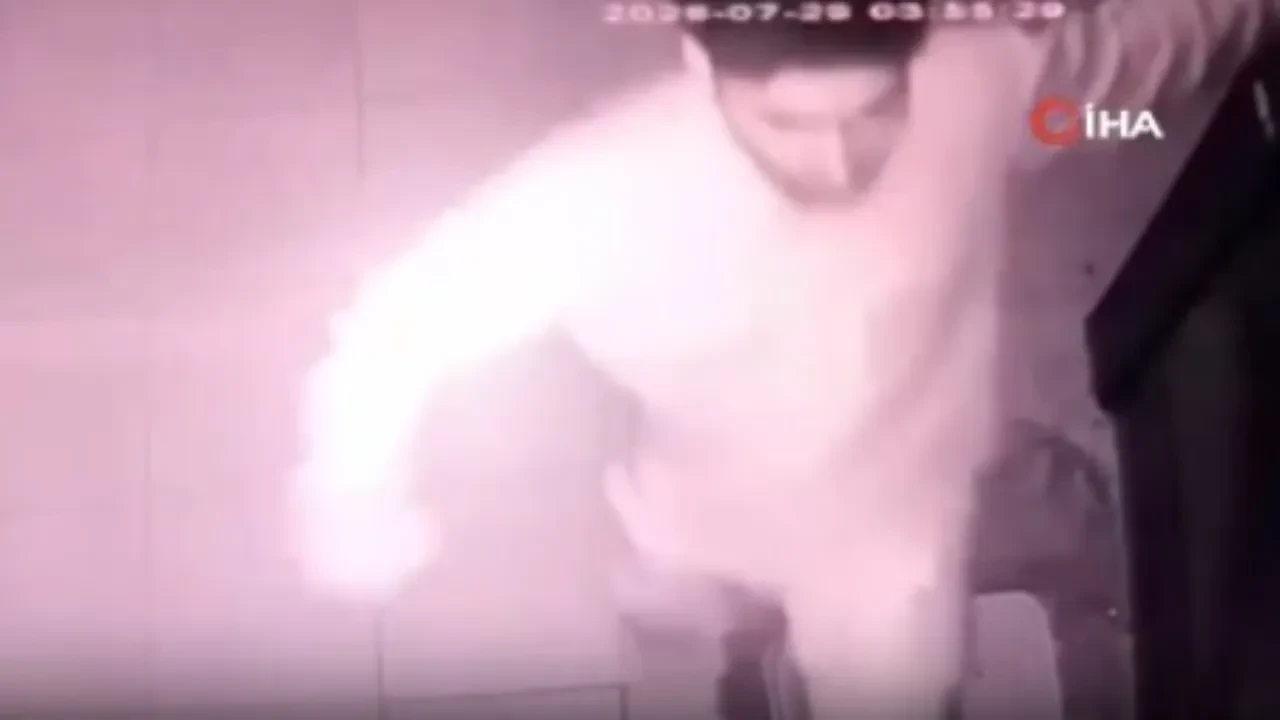 Sokak ortasında birbirlerine girdiler: O anlar kamerada
