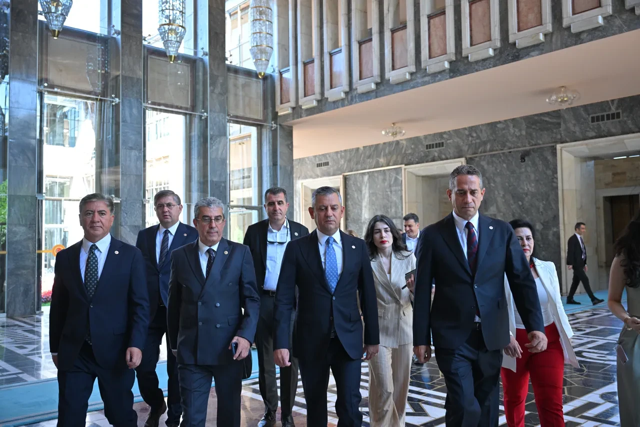 Özgür Özel'den 'CHP' talimatı! Yeni Parti milletvekillerini uyardı