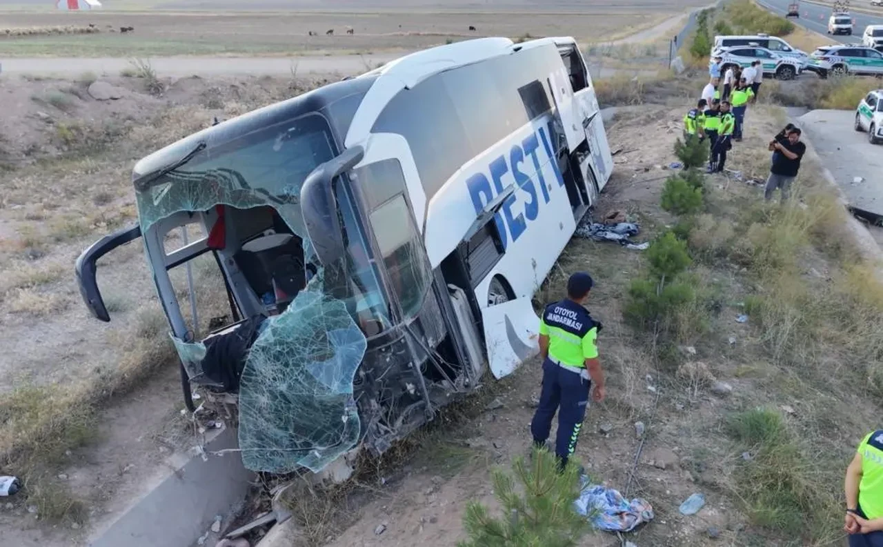 Aksaray'da yolcu otobüsü devrildi: 44 yaralı