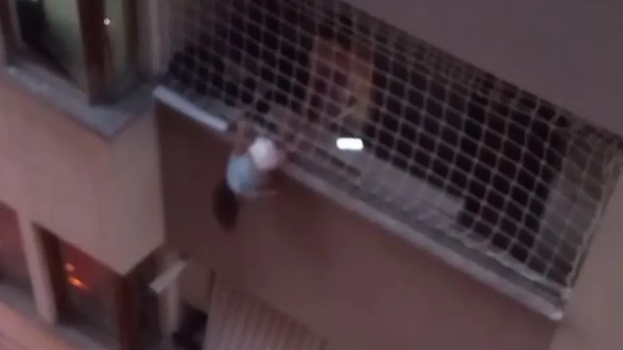 Bir annenin en zor anı! Çocuğu balkon filesinde asılı kaldı, düşmesin diye ağlaya ağlaya tuttu: Çığlık çığlıya anlar kamerada