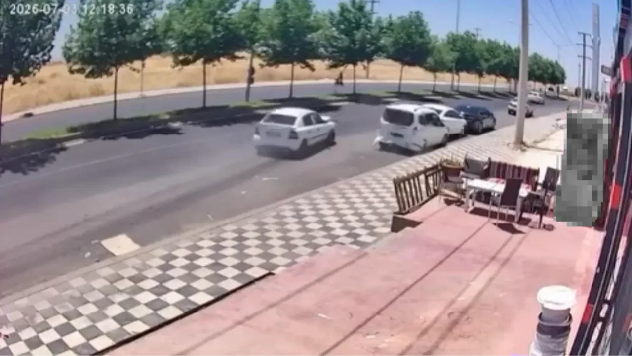 Duran arabaya çarptı, zincirleme kazaya sebep oldu