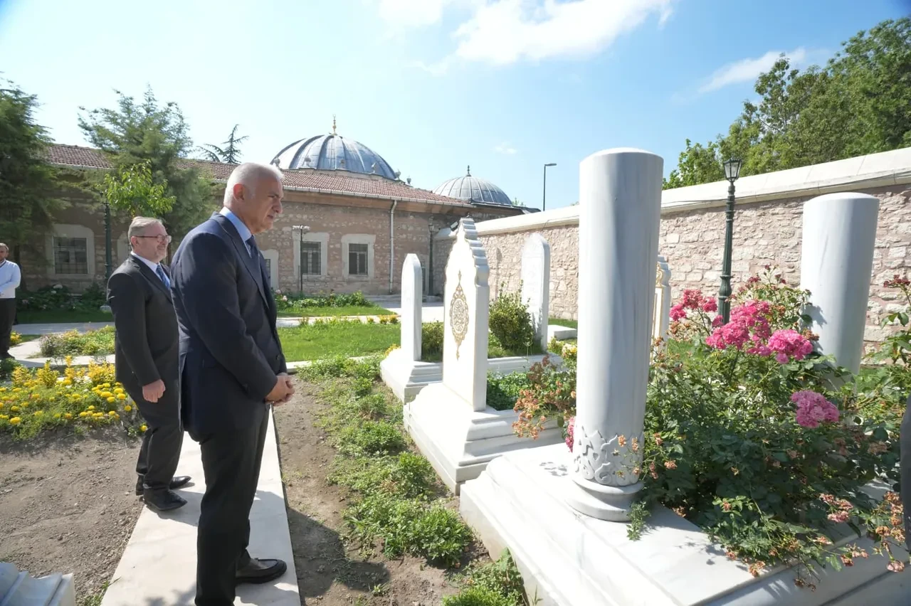 Fatih Külliyesi'nde medeniyet mirasına vefa: Bakan Ersoy'dan anlamlı ziyaret!