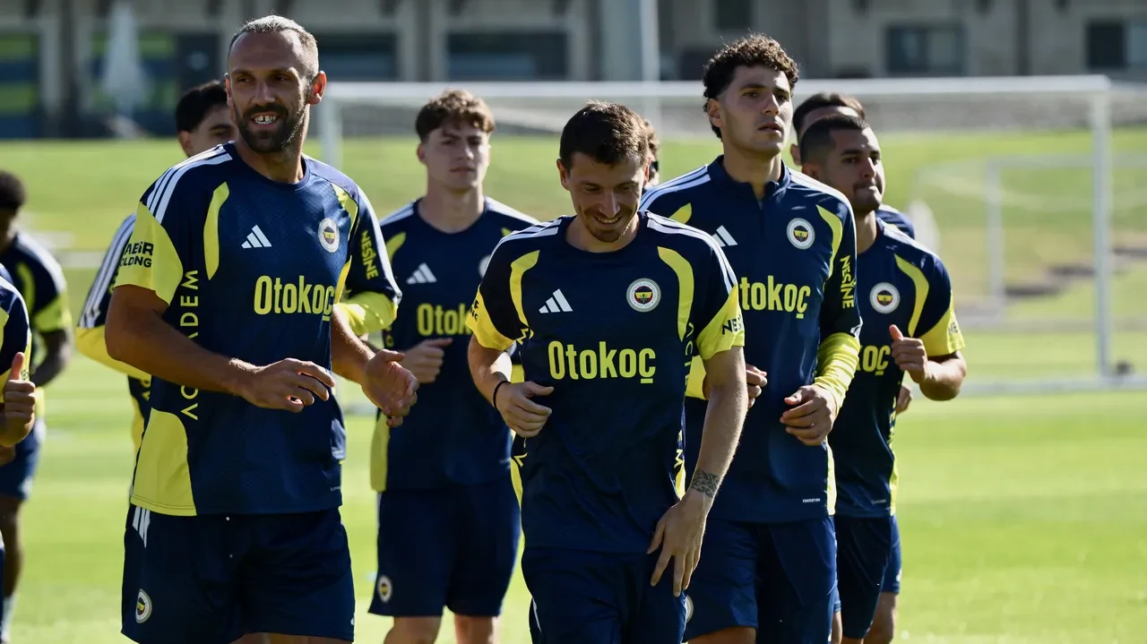 Fenerbahçe'de ayrılık vakti: İsmail Kartal 8 oyuncunun biletini kesti