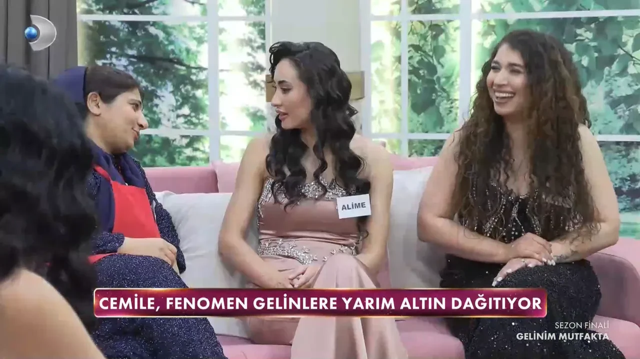 Gelinim Mutfakta Cemile tadım yapan fenomenlerin yanına gitti, tek tek altın taktı! Rüşvet iddiaları stüdyoyu salladı
