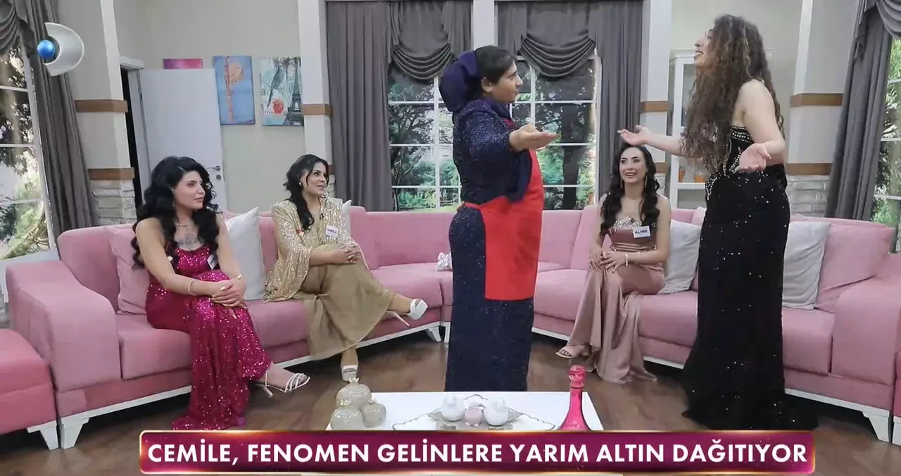 Gelinim Mutfakta Cemile tadım yapan fenomenlerin yanına gitti, tek tek altın taktı! Rüşvet iddiaları stüdyoyu salladı