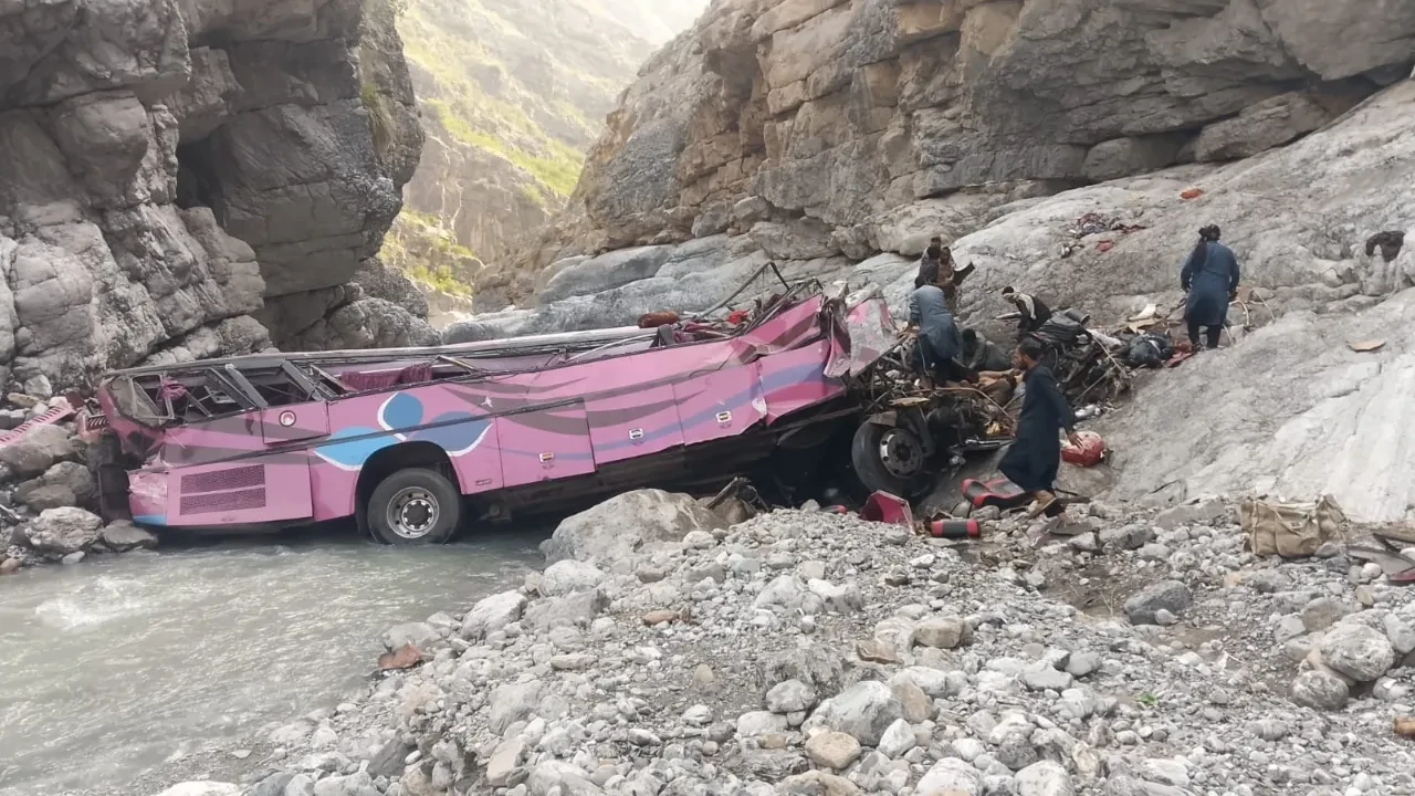 Pakistan'da yolcu otobüsü dev çukura uçtu! Çok sayıda ölü var 