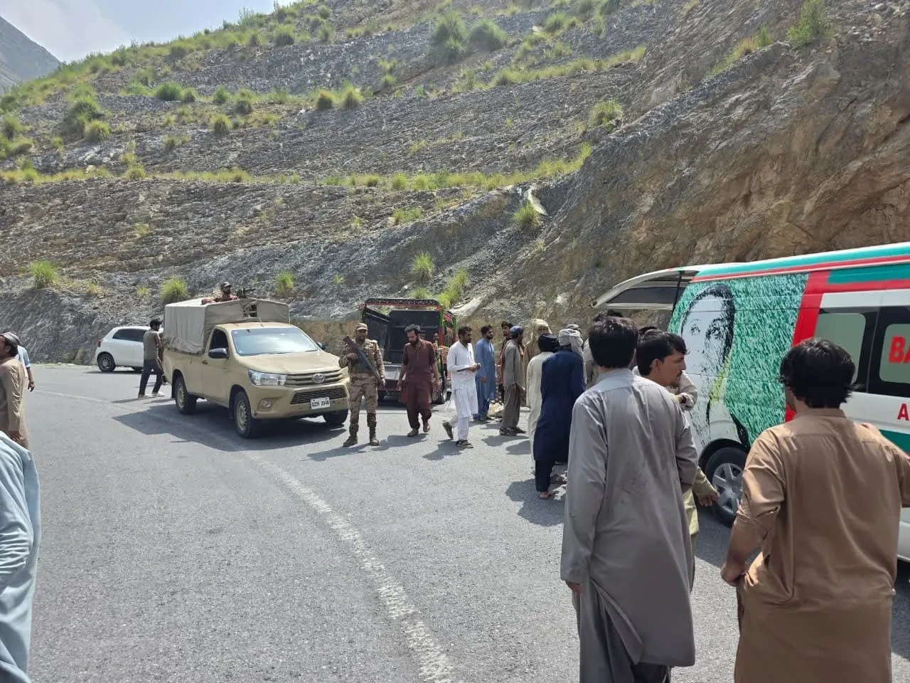 Pakistan'da yolcu otobüsü dev çukura uçtu! Çok sayıda ölü var