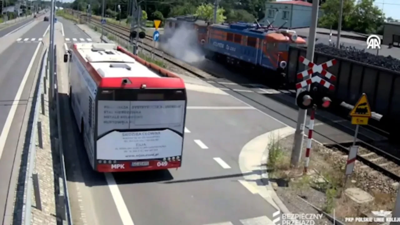 Tren otomobili adeta biçti! Hemzemin geçitte feci kaza: O anlar kamerada 
