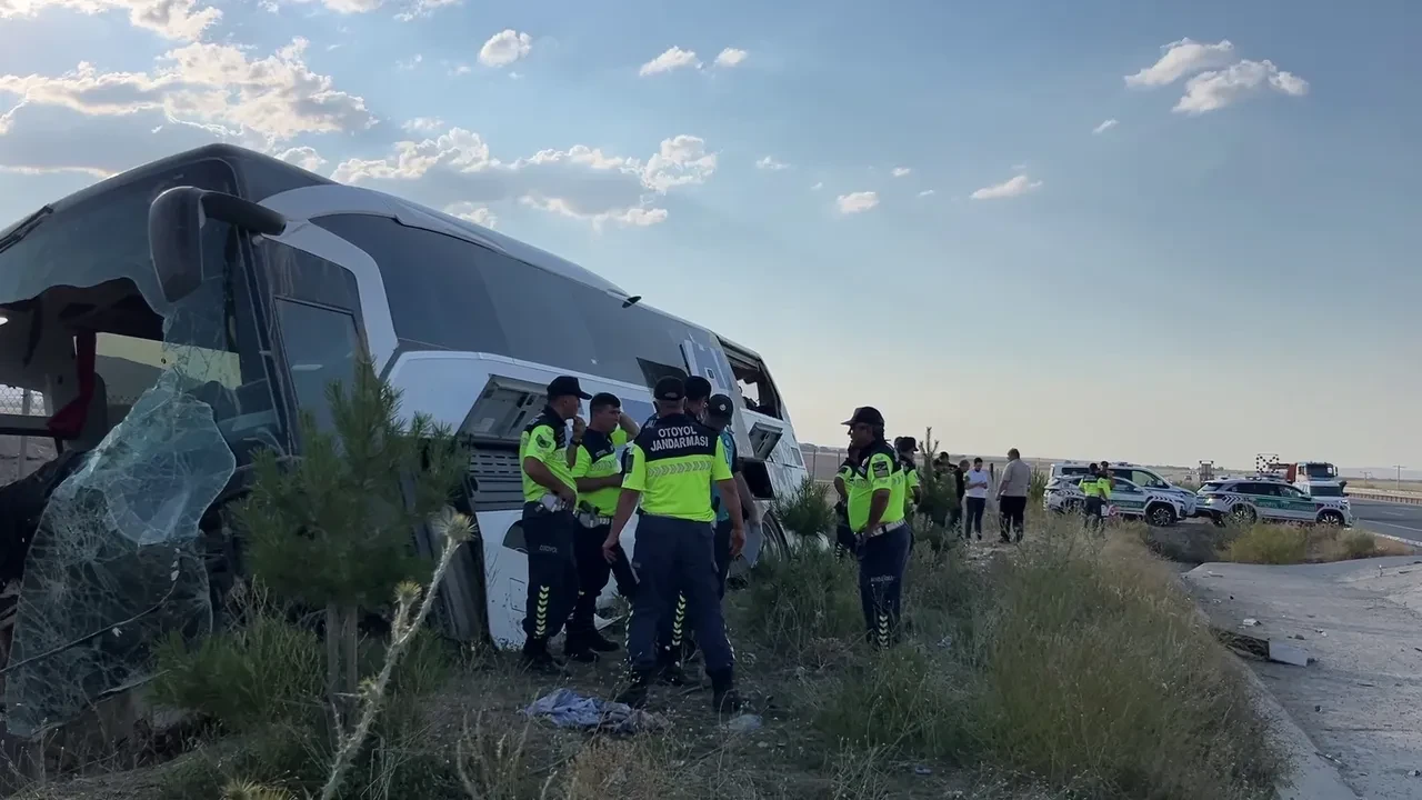 Van'dan Ankara'ya giden otobüs devrildi: 20 yaralı