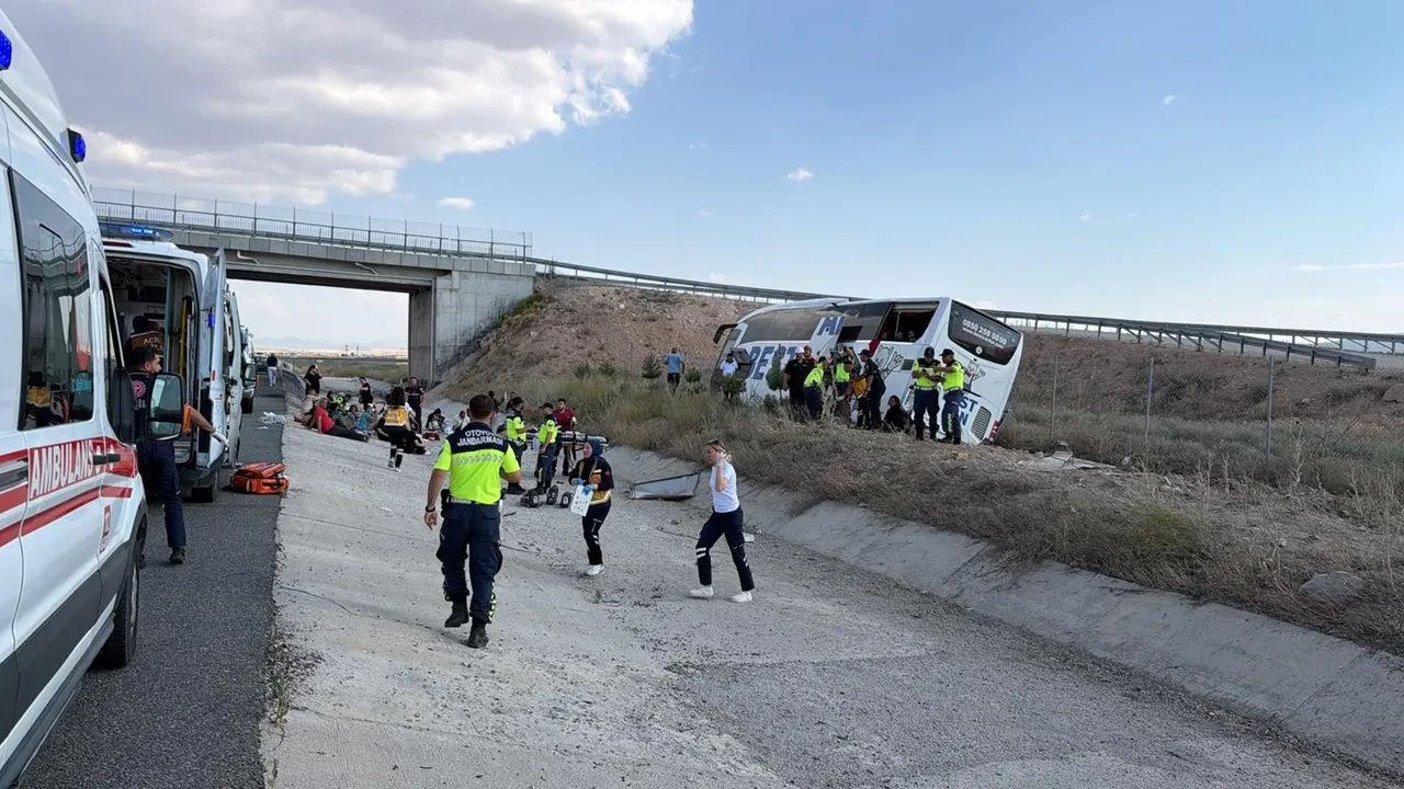 Van'dan Ankara'ya giden otobüs devrildi: 20 yaralı