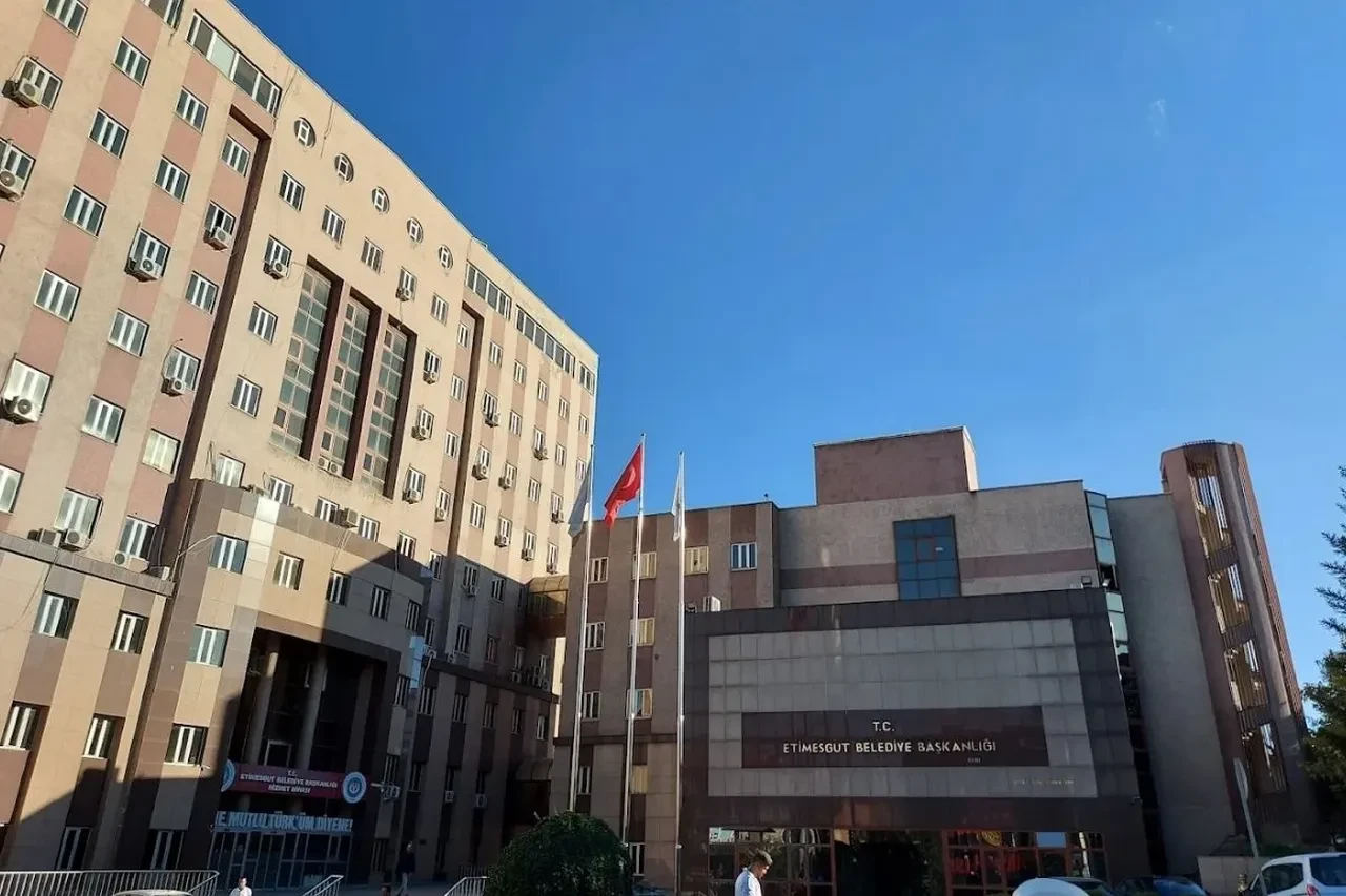 Etimesgut Belediyesi'ne operasyon: Erdal Beşikçioğlu gözaltına alındı