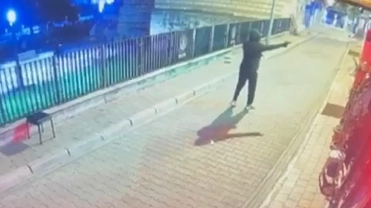 Fatih’te işletmeye kurşun yağmuru! Görüntüler ortaya çıktı