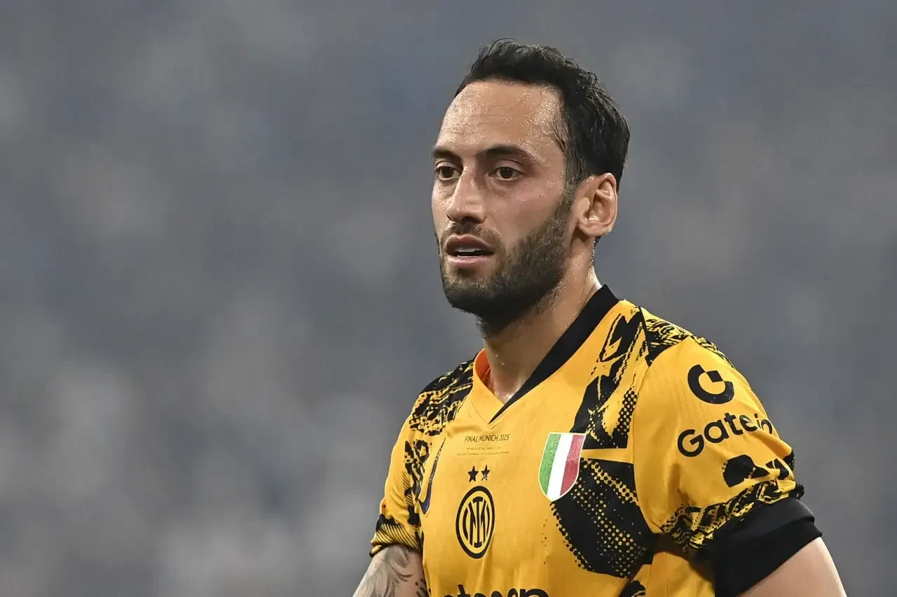 Fenerbahçe'den çifte transfer: Herkes Leao derken Hakan Çalhanoğlu operasyonu başladı!