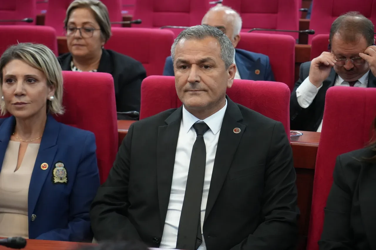 İzmit'te 3 turluk seçim: CHP'nin adayı Lütfü Obuz başkan vekili seçildi