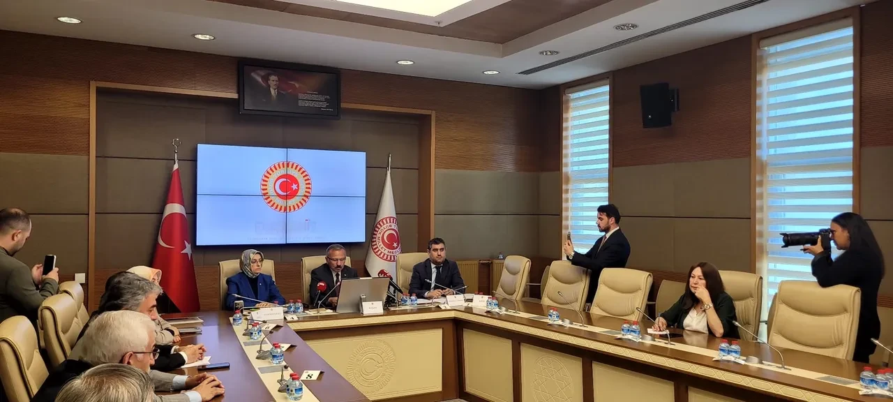 Meclis'te bu defa öğrenciler konuştu: "Okullarda akıllı telefon yasaklansın"
