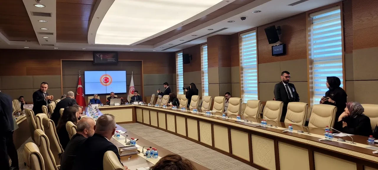 Meclis'te bu defa öğrenciler konuştu: "Okullarda akıllı telefon yasaklansın"