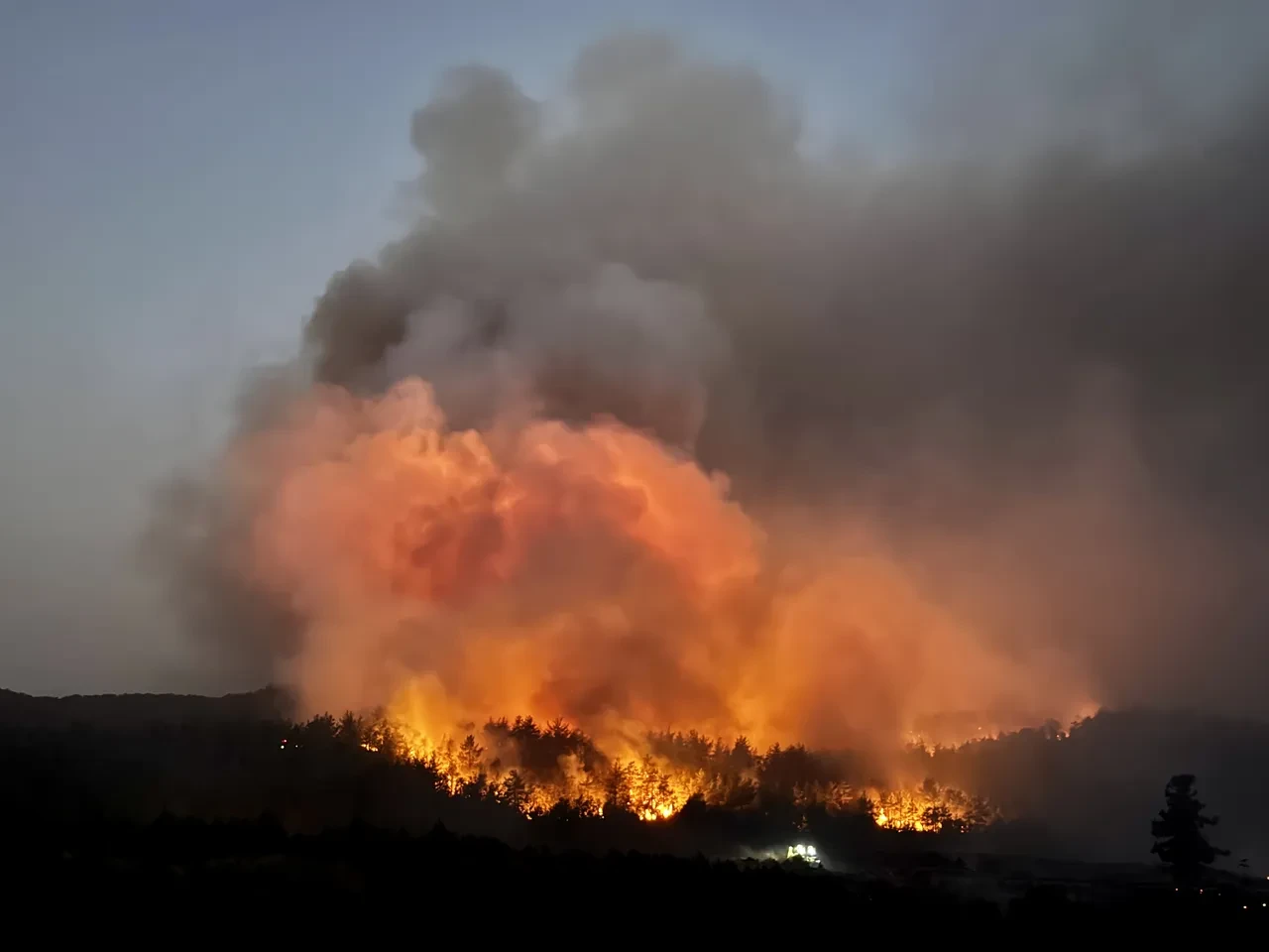 Muğla, Antalya, Balıkesir ve Çanakkale'de orman yangını! Kara yolu ulaşıma kapatıldı, hastane ve evler tahliye edildi 
