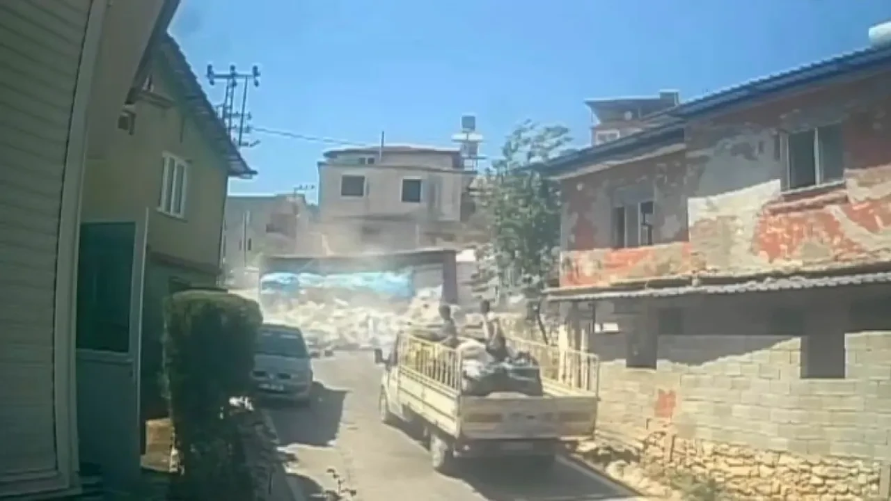 Rampayı çıkamayan tır korku saçtı! Hatay'da feci kaza kamerada