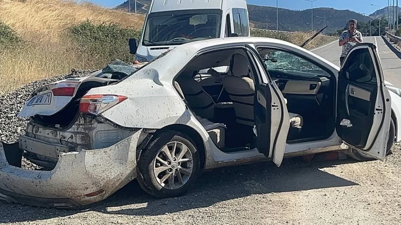 Sakarya'da meyve yüklü kamyonun freni patladı! Otomobilin üzerine devrildi: 6 yaralı 