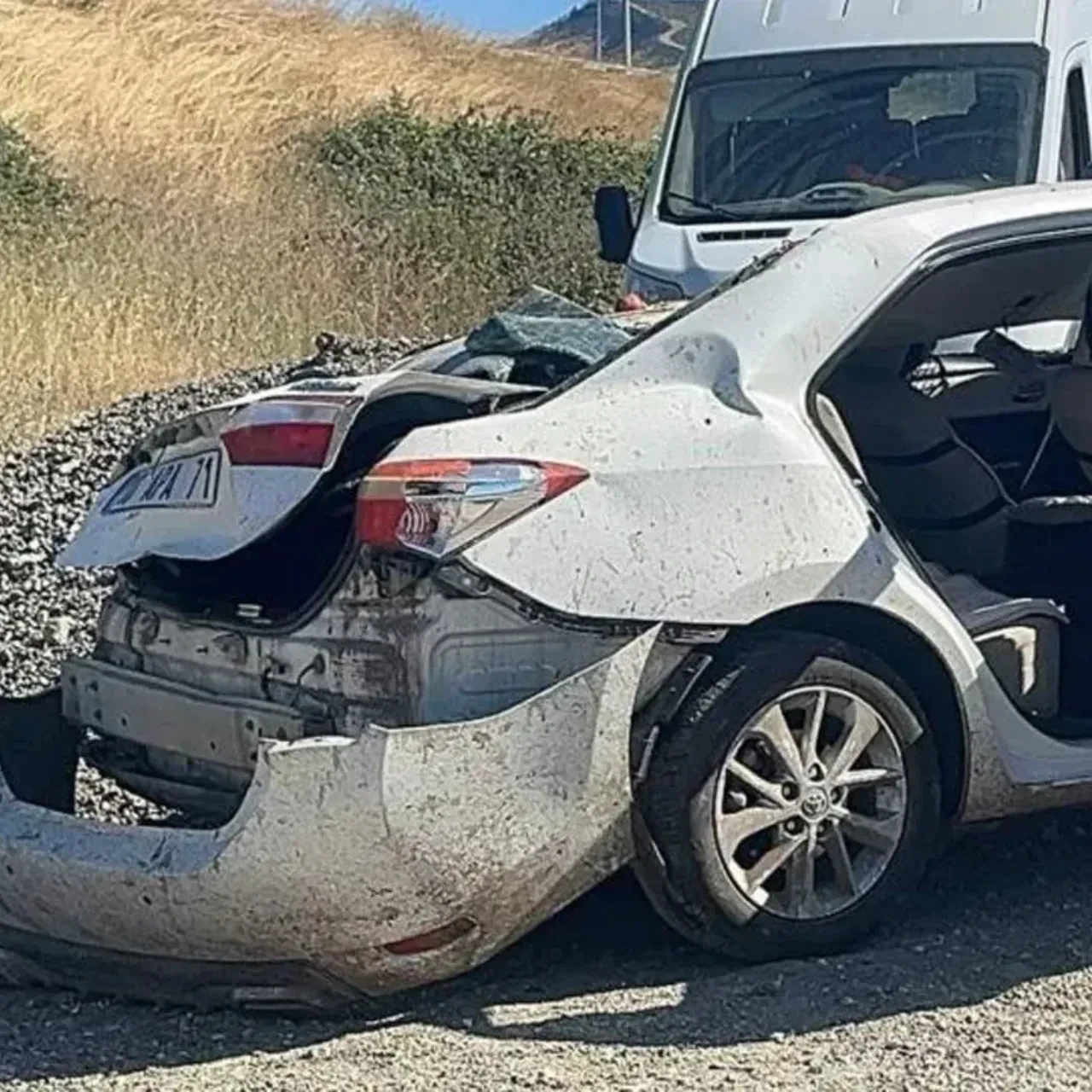 Sakarya'da meyve yüklü kamyonun freni patladı! Otomobilin üzerine devrildi: 6 yaralı 