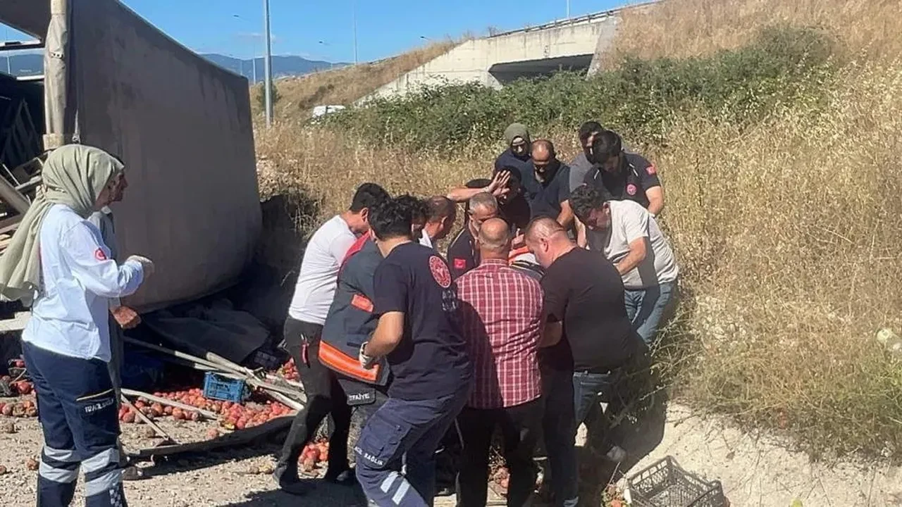 Sakarya'da meyve yüklü kamyonun freni patladı! Otomobilin üzerine devrildi: 6 yaralı