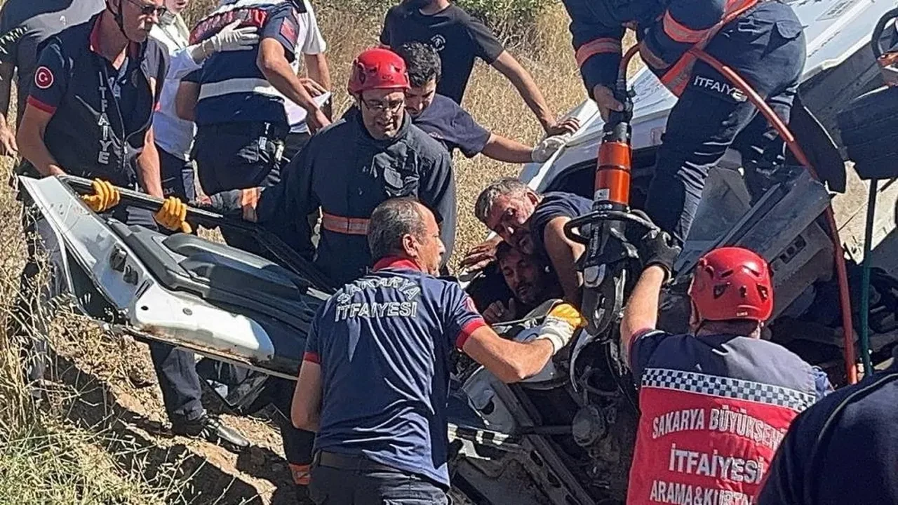 Sakarya'da meyve yüklü kamyonun freni patladı! Otomobilin üzerine devrildi: 6 yaralı