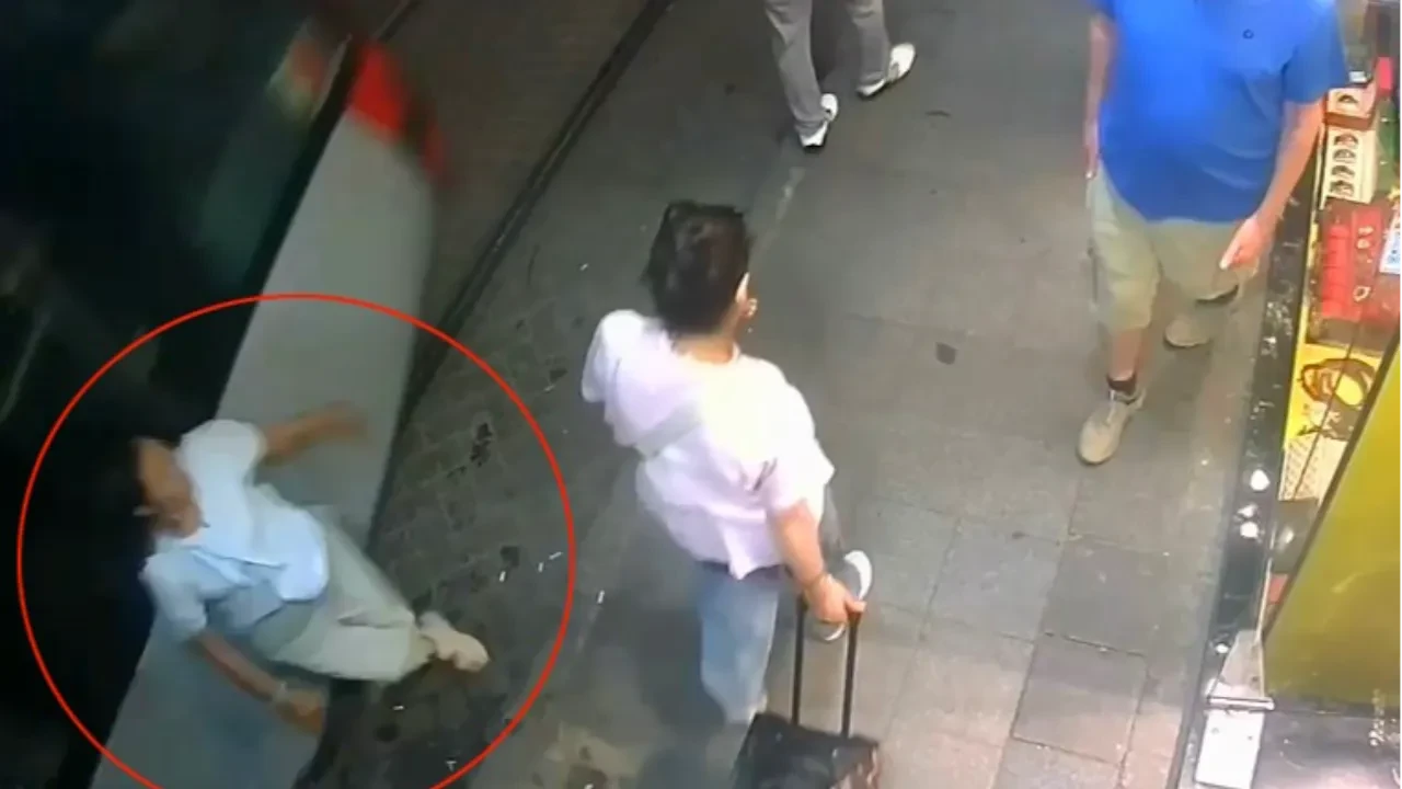 Sirkeci'de tramvay yürüyen kadına böyle çarptı! Tehlike anları kamerada