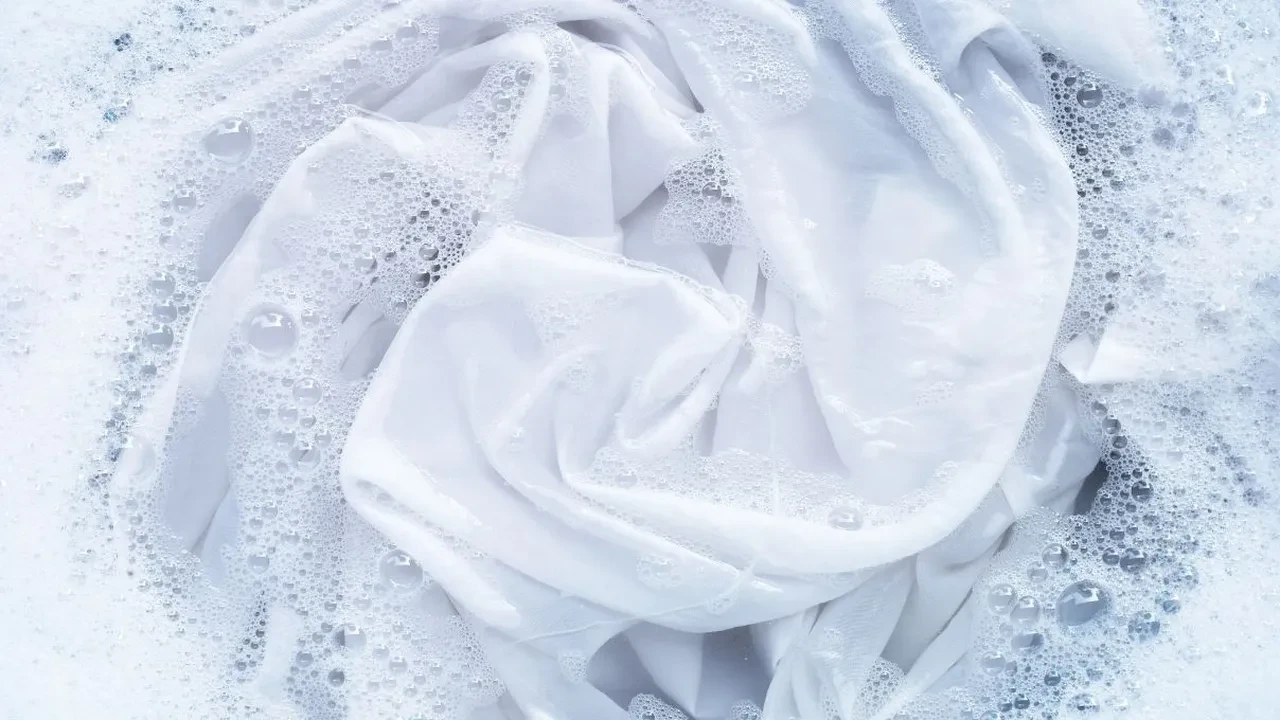 Tek bir sabunla hem koltuk temizleyin hem beyazları parlatın! Anadolu kadınlarının yöntemi