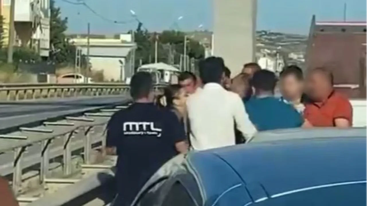 Trafikte tekme tokatlı yol kavgası! Birbirine giren sürücüleri ayırmakta zorlandılar