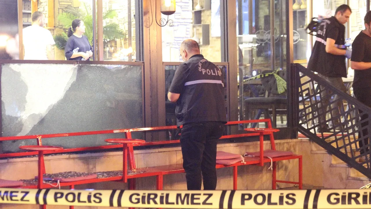 Yemek yerken kurşunların hedefi oldular! Kebapçıya saldırı