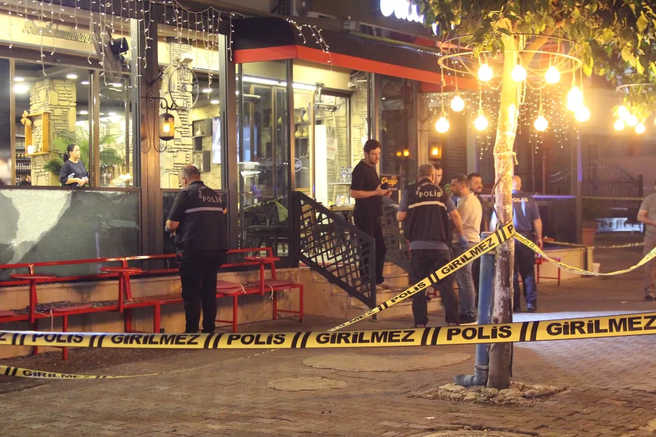Yemek yerken kurşunların hedefi oldular! Kebapçıya saldırı