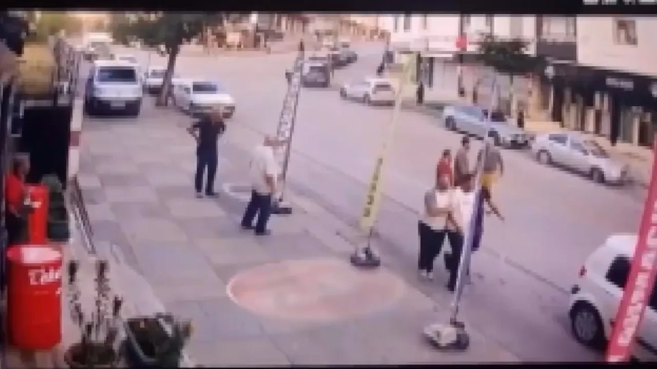 Yolda gördüğü kız çocuklarına laf attı, uyaran yaşlı adamı tekme tokat dövdü! Korkunç anlar kamerada 