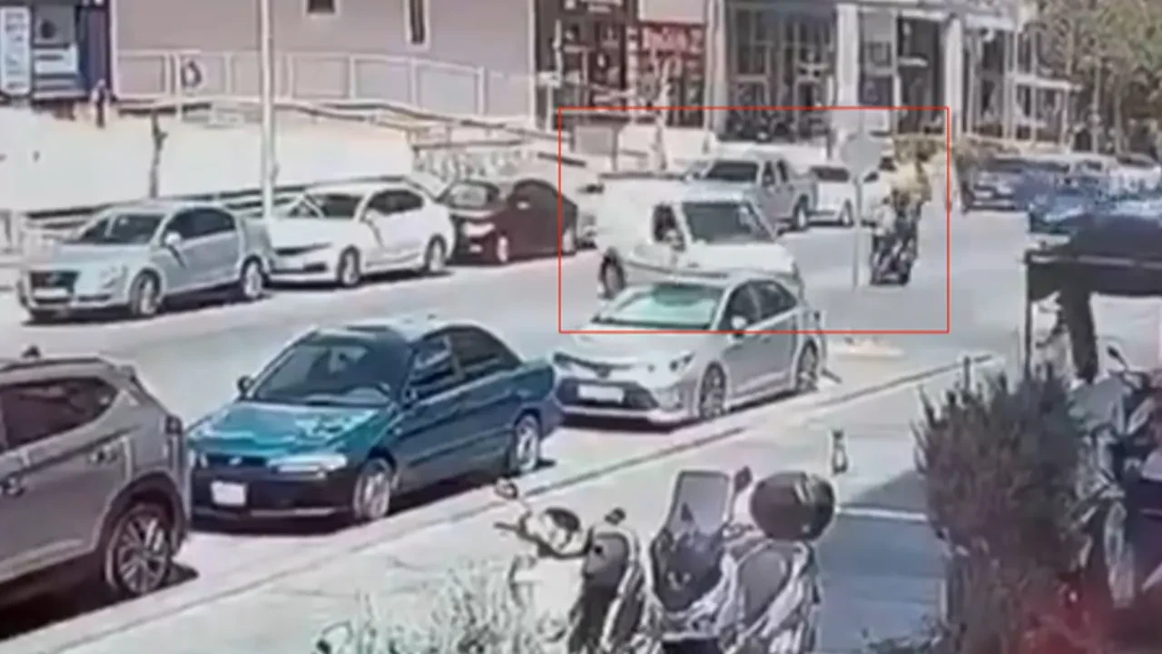 Görev başındaki polisler kaza yaptı! Korkutan anlar kamerada