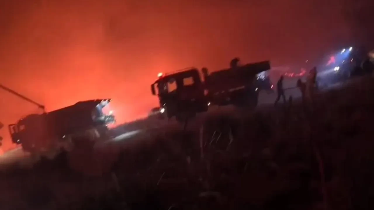 Ateş savaşçılarının yangın söndürme anları! Büyük mücadele kamerada