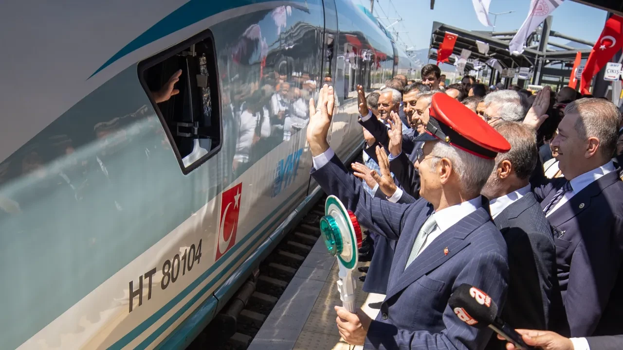 Ankara-İstanbul arası 4 saatin altına iniyor! Bakan Uraloğlu tarih verdi