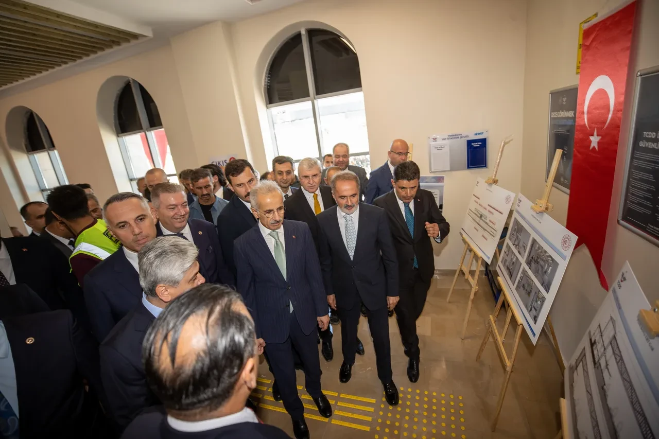 Ankara-İstanbul arası 4 saatin altına iniyor! Bakan Uraloğlu tarih verdi